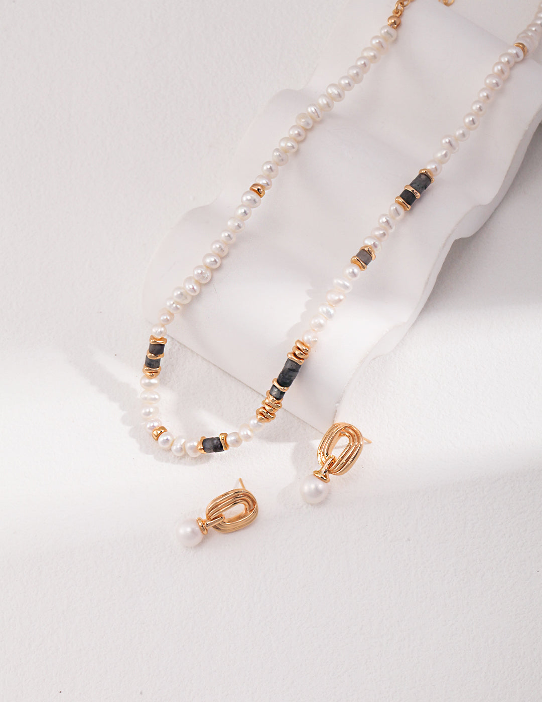 Sparkling Stone Pearl Necklace