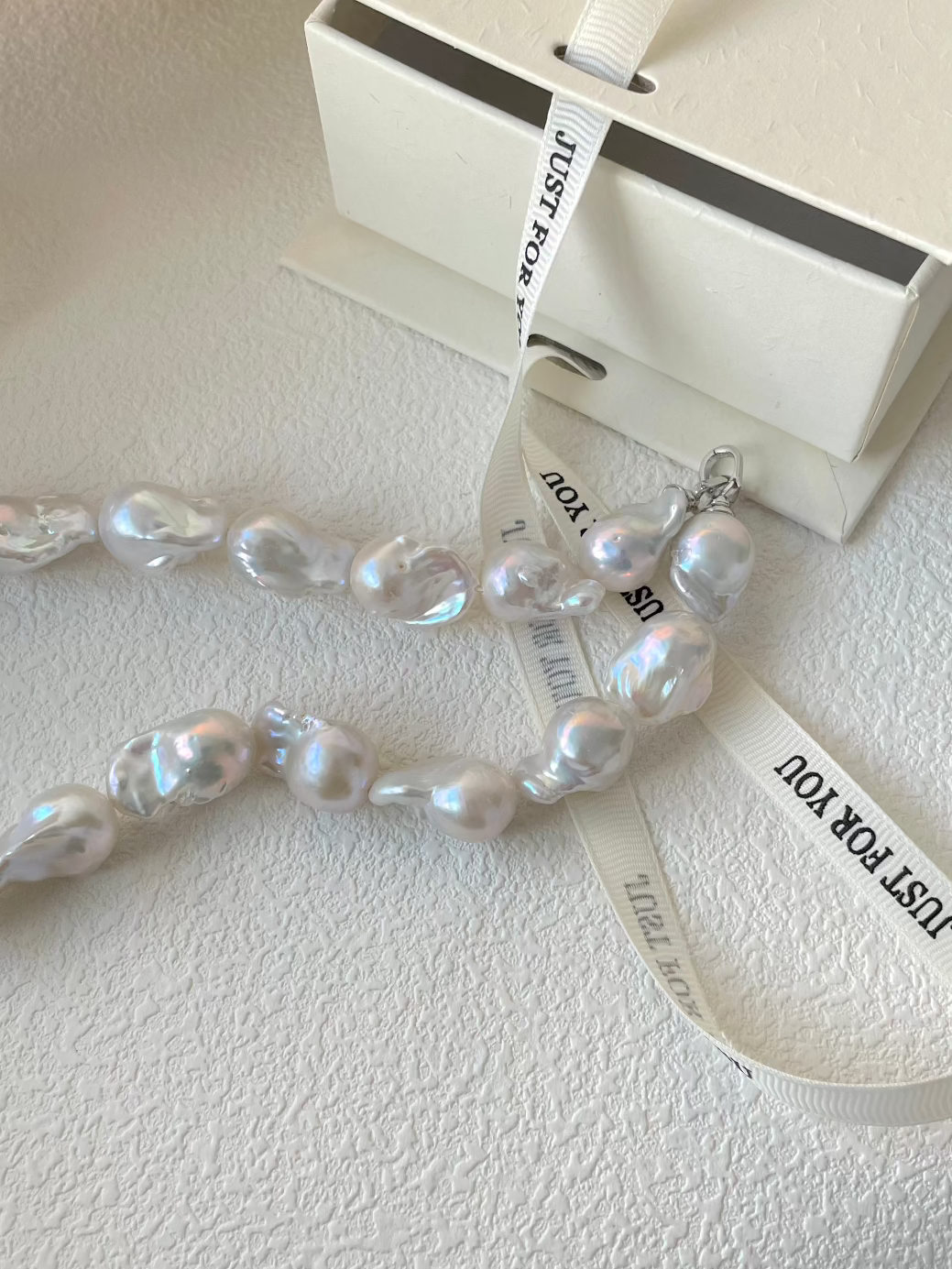 Baroque pearls choker